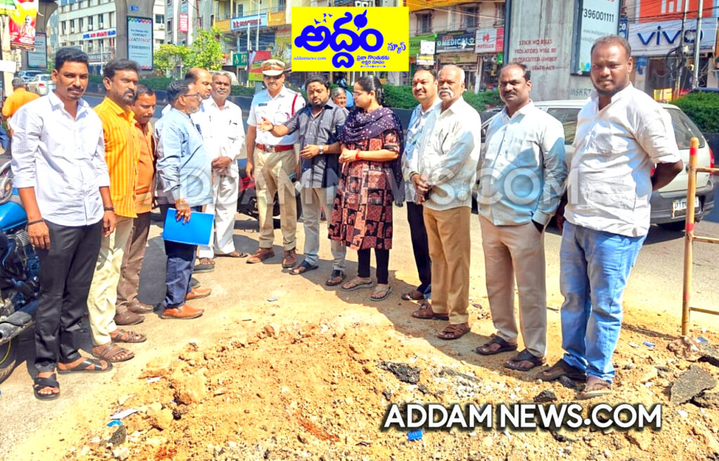 మంచినీటి, సివ‌రేజి నూతన పైప్‌లైన్ల ఏర్పాటును పరిశీలించిన కార్పొరేటర్ ఎ.పావని వినయ్ కుమార్