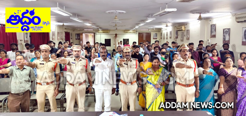 సిటీ సెంట్ర‌ల్ లైబ్ర‌రీలో సైబ‌ర్ నేరాల పై అవ‌గాహ‌న