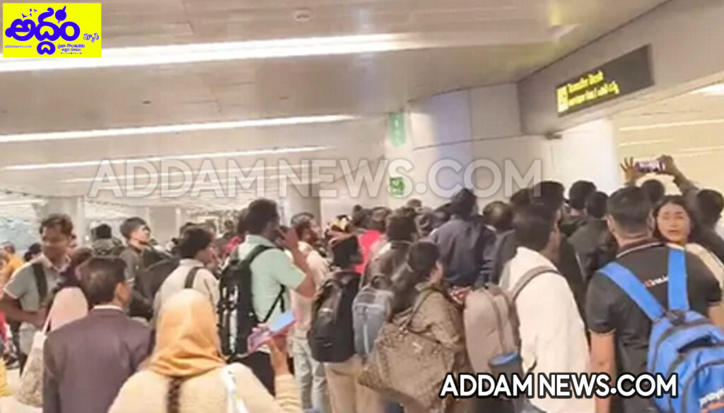 ఎయిర్‌పోర్ట్‌లో ప్రయాణికుల ఆందోళన..