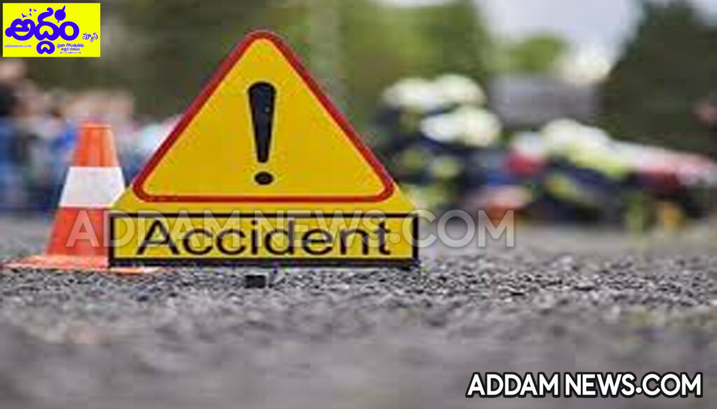 చెట్టును ఢీ కొన్న కారు..