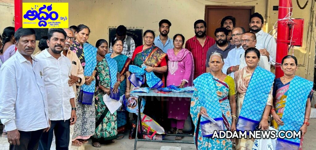 కాంగ్రెస్ పార్టీ ఆధ్వర్యంలో ఇందిరమ్మ చీరల పంపిణీ