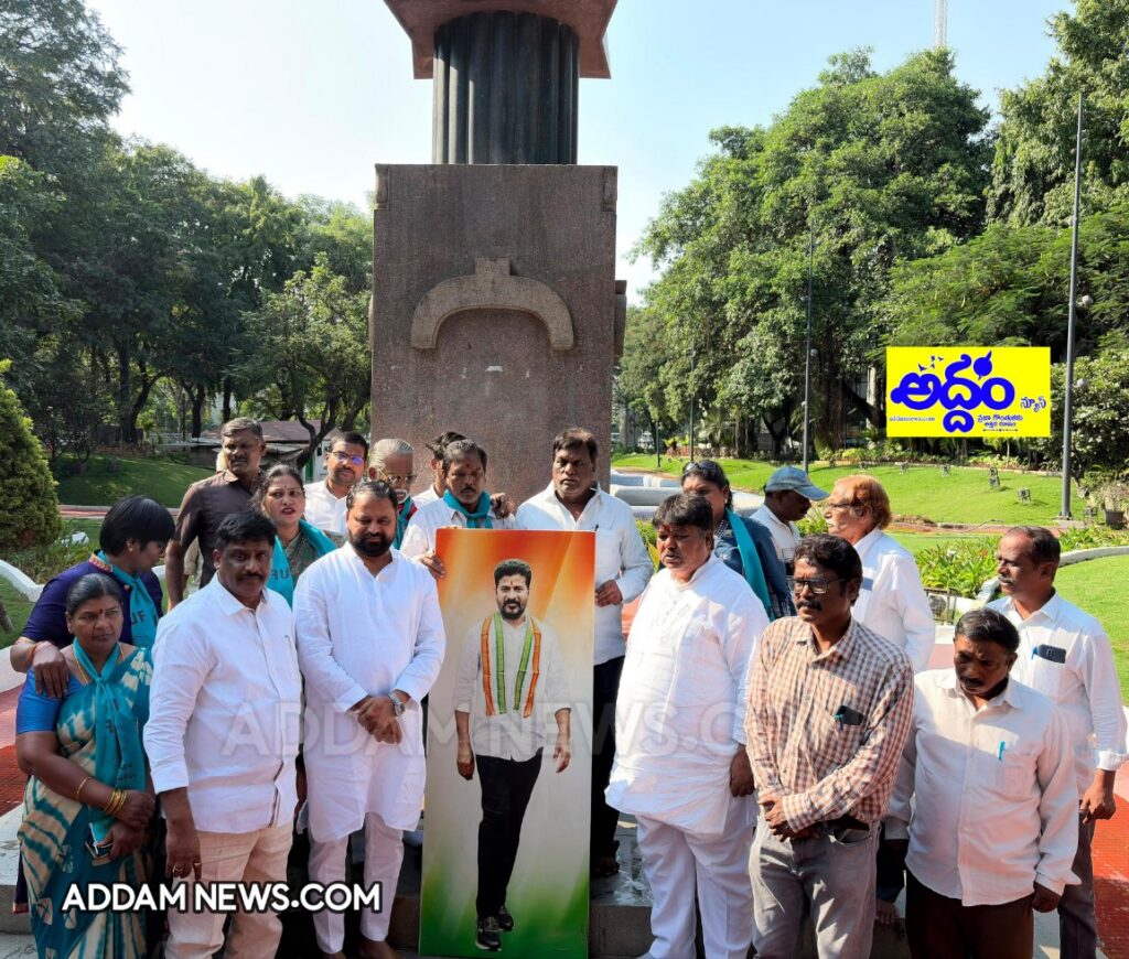 గన్‌పార్క్ అమరవీరుల స్థూపం వద్ద మోతె శోభన్ రెడ్డి ఆధ్వర్యంలో క్షీరాభిషేకం